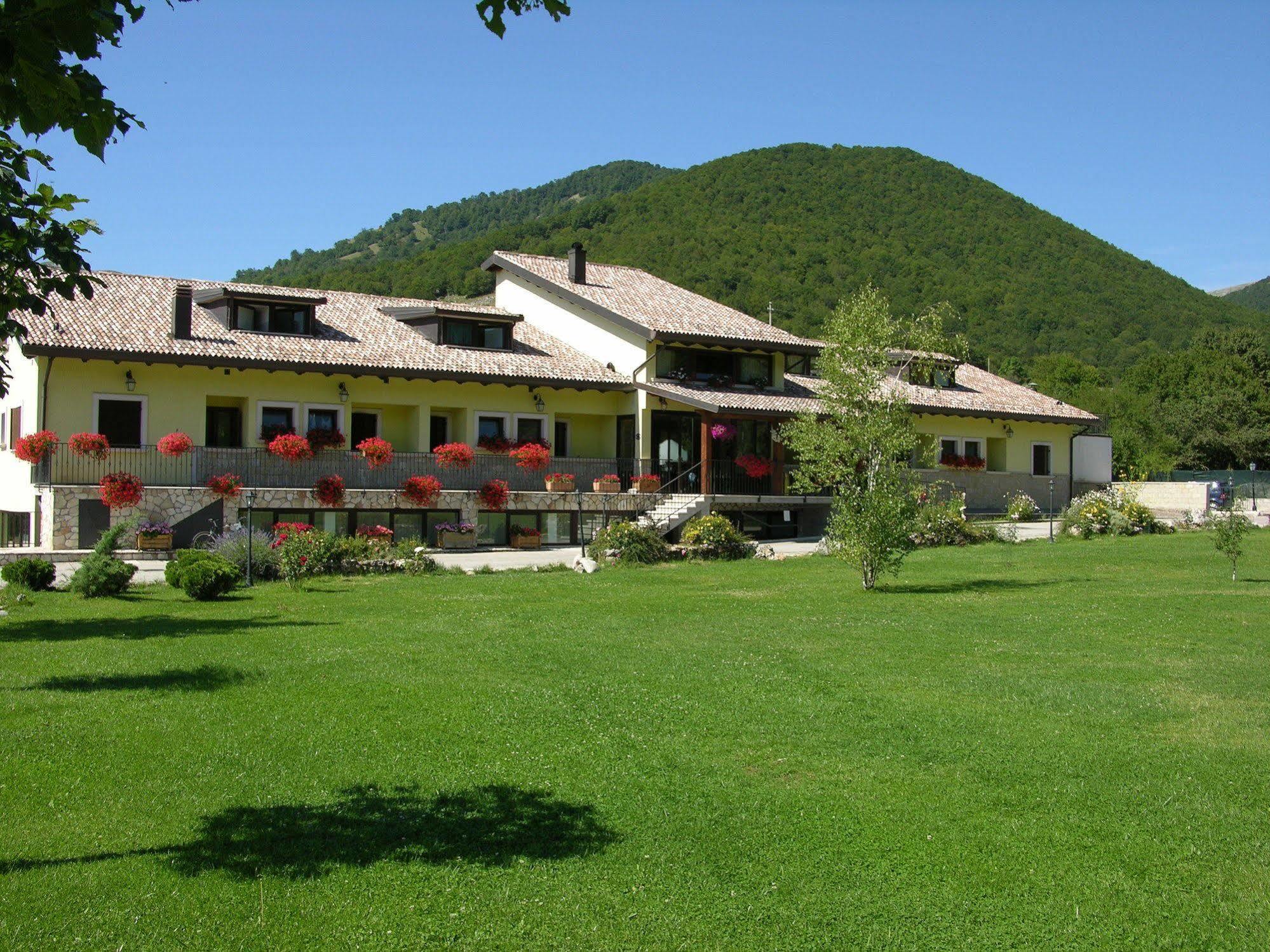 Hotel C0C00N Garden Pescasseroli Ngoại thất bức ảnh